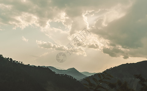 冬季安纳布尔纳峰全景 尼泊尔山谷在云和雾中 在日落时间从雨云中下来的太阳光线 暴风雨天气 明媚的阳光和复制空间气象平静环境保护野图片