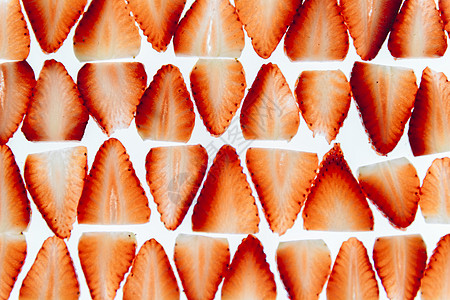 白底边排列的切片草莓图片