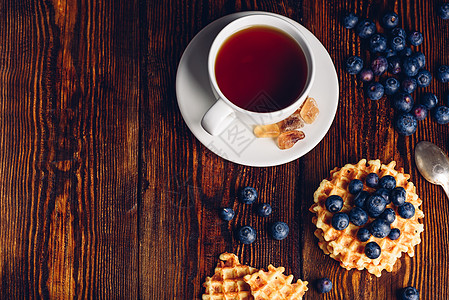 茶杯加蓝莓和自制华夫饼图片