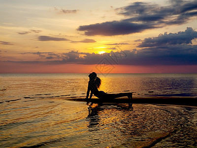 一个在海滩上做瑜伽的女孩的背影 射向太阳 日落海面海洋孤独剪影比基尼天空太阳阳光海岸女性情侣图片