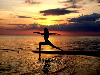 一个在海滩上做瑜伽的女孩的背影 射向太阳 日落海面情侣阳光比基尼天空孤独太阳女性海洋剪影海岸图片