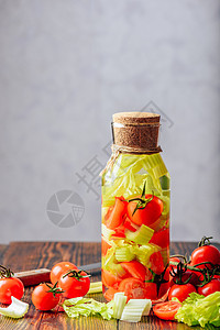 与番茄和西莱里脱氧水福利蔬菜清洁冷藏香料活力食物输液芹菜水果图片