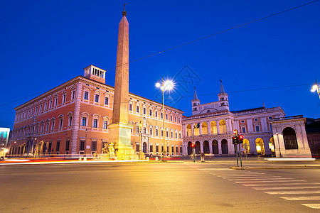 圣乔瓦尼广场 在罗马晚夜风景的亚拉马诺图片