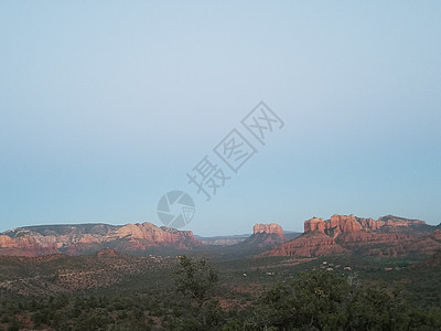 在美国亚利桑那州美丽的塞多纳徒步旅行国家远足山脉蓝色探索砂岩岩石紫色天空旅游图片