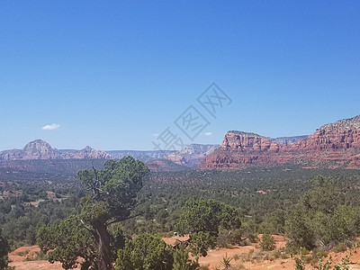 在美国亚利桑那州美丽的塞多纳徒步旅行蓝色砂岩公园紫色悬崖山脉旅游石头探索国家图片