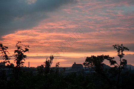 城市的日落 红太阳和黑夜的夕阳街道办公室蓝色地标全景中心天际地平线阳光天线图片