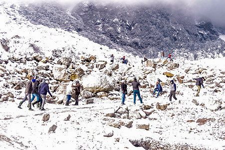 2019 年 12 月 印度喜马偕尔邦奥利  人们正在享受新的降雪 大雪使山谷的正常生活陷入停顿 导致通往该地区的公路 铁路和空图片