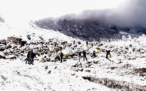 2019 年 12 月 印度喜马偕尔邦奥利  人们正在享受新的降雪 大雪使山谷的正常生活陷入停顿 导致通往该地区的公路 铁路和空图片