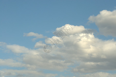 白色和蓬松的积云映衬着湛蓝的天空 云景图片