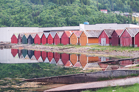 挪威码头的船屋村庄山脉小屋钓鱼船舱海岸乡村建筑学森林谷仓图片