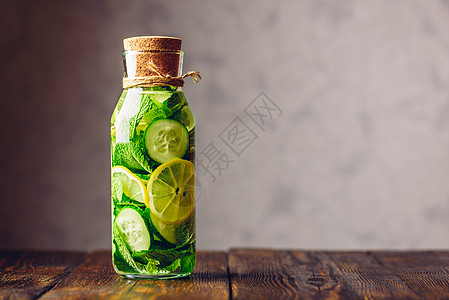 灌满了柠檬 黄瓜和薄荷水饮食活力草本植物水果蔬菜食物排毒果汁玻璃瓶子图片