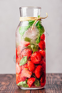 灌满了草莓和Basil的水甜点输液浆果食物水果排毒酒精叶子饮食草本植物图片