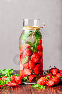 灌满了草莓和Basil的水食物输液甜点饮食浆果草本植物瓶子水果冷藏酒精图片