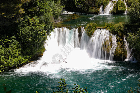 靠近克罗地亚国家公园中山湖瀑布的近距离观测 2000年图片