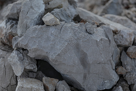 灰色石头拍剪裁石灰石装饰品岩石碎片巨石残骸卵石材料土地图片