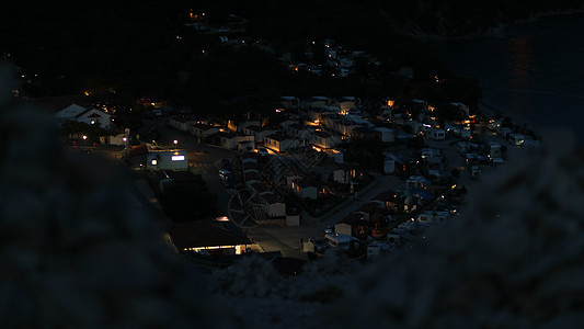 夜视克罗地亚岩石山边的汽车露营 观看夜间图片