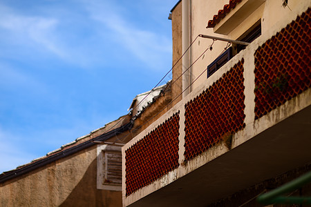 有花的夏天阳台在地中海欧洲城市窗户露台晴天百叶窗古董气候建筑建筑学栏杆扶手图片