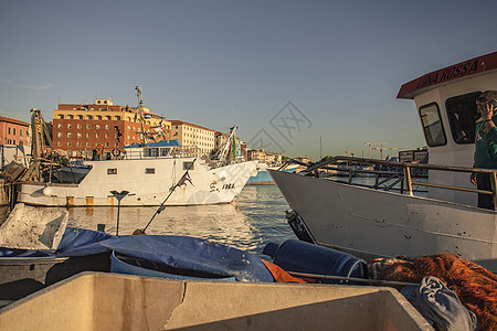 停泊在利沃诺港的3号船只图片