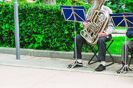 公园里有风力乐器的街头音乐家图片