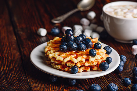 蓝莓和瑟鲁普的华夫饼甜点配料勺子瓦弗拿铁面包早餐杯子饮料巧克力图片