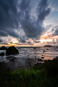 海滩的戏剧日落 彩色图像石头天气海岸线阳光海浪海岸支撑岩石冲浪天空图片