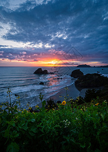 海滩的戏剧日落 彩色图像蓝色地平线天气海岸岩石天空旅行海浪场景风景图片