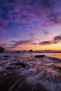 海滩的戏剧日落 彩色图像阳光地平线海岸线海岸旅行风景冲浪天空场景天气图片