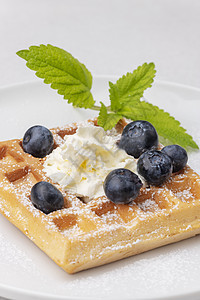 比利时松饼柠檬水果早餐薄荷小吃糕点盘子香脂糖浆蓝色图片