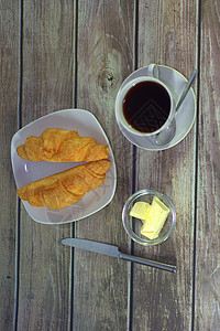 早餐 一杯咖啡 羊角面包和黄油图片