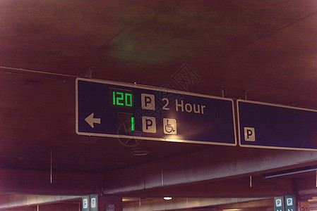 配有交通方向和LED显示 LED的信号牌和LED显示现有停车位解决方案创新车库指导屏幕招牌指标检测高架汽车图片