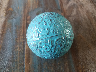 棕色木制桌上的蓝色金属球玩具圆形木头桌子球形背景图片