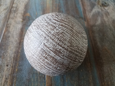 棕色木制表上褐色金属球圆形木头玩具球形桌子图片