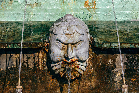 喷洒不老泉的一个人的照片创造力地标金属纪念碑胡须艺术装饰品旅行男人街道图片