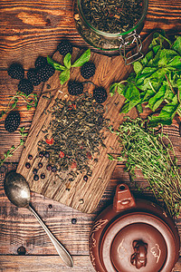 与黑莓 薄荷和惠美的绿茶水果调味品早餐茶会乡村文化百里香叶子茶壶食物图片