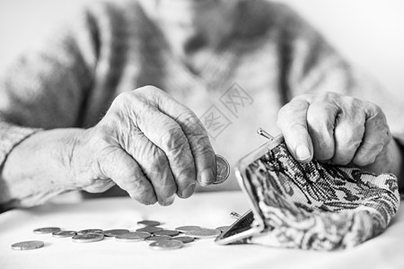 无法辨认的老年妇女在支付帐单后从钱包中的养老金中抽取剩余硬币 他们手握这些硬币的详细特写照片贫困账单金融商业女性债务储蓄退休现金图片