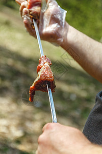 男人在切肉机上绑肉 缝近一点烧烤牛肉火焰烹饪细绳猪肉盘子营养派对野餐图片