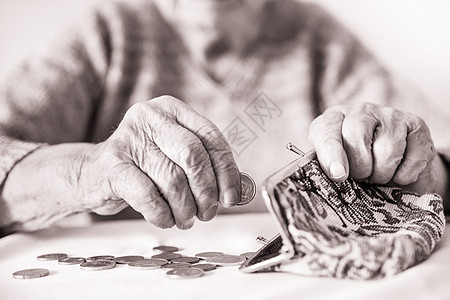 无法辨认的老年妇女在支付帐单后从钱包中的养老金中抽取剩余硬币 他们手握这些硬币的详细特写照片现金退休生存成人商业数数金融储蓄债务图片