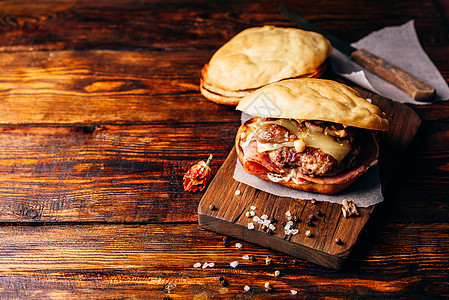 切肉板上的自制汉堡包子小吃熏肉芝士木板午餐辣椒胡椒食物猪肉图片