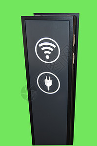 Wifi区信号塔 通过剪切 垂直拍摄在绿背景上隔离的Wifi区标志 校对 Portnoy图片