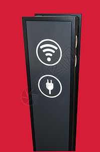 Wifi区信号塔 通过剪切 垂直拍摄在红色背景上隔绝的维菲区标志 校对 Portnoy背景图片