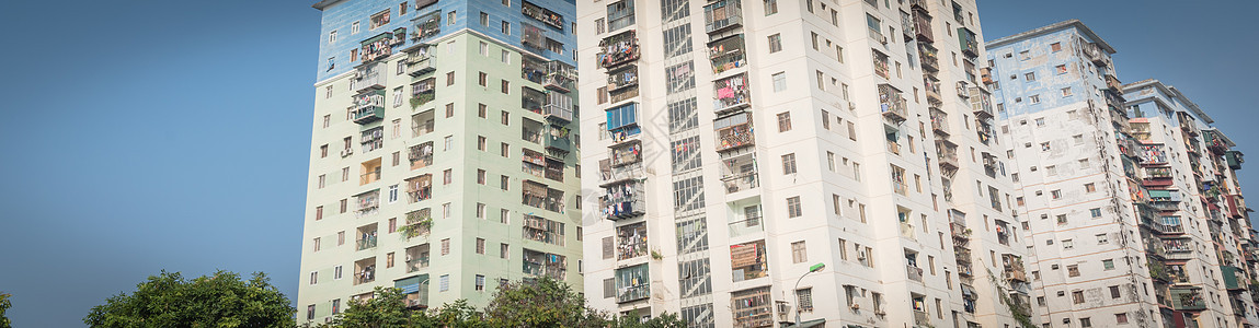 越南河内光天上穿着吊衣的全景寻找典型公寓楼地标财产住宅摩天大楼景观衣服房子窗户阳台住房图片