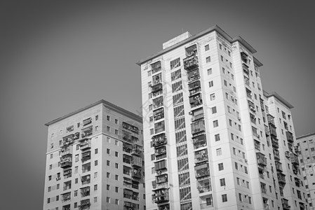 越南河内蓝色天空上挂着衣物的 典型公寓 被过滤图像搜索城市衣服烘干建筑住房地标景观住宅房子窗户图片
