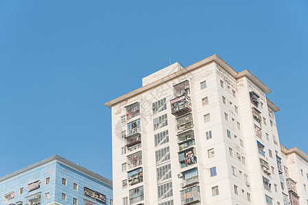 在越南河内寻找典型的公寓 上面有在蓝天上挂衣的衣服烘干住宅景观摩天大楼阳台住房窗户天空财产建筑图片