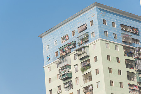 越南河内蓝色天空上挂着衣物的典型公寓楼城市住房景观建筑住宅房子衣服摩天大楼地标财产图片