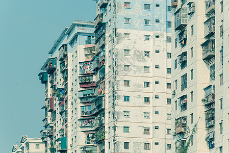越南河内蓝色天空上挂着衣物的典型公寓楼景观摩天大楼城市房子住房窗户地标财产建筑烘干图片
