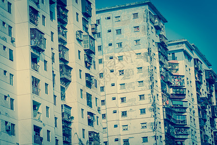 越南河内蓝色天空上挂着衣物的典型公寓楼住宅财产住房烘干景观建筑地标摩天大楼城市窗户图片