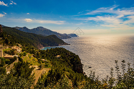 日落在山上和西南海洋之上背景图片