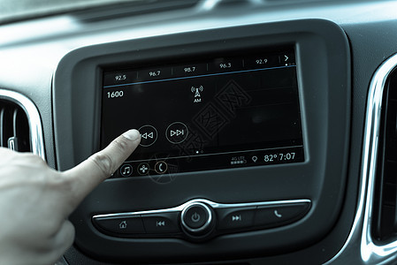 男性手用汽车液晶信息屏幕改变无线电台的过滤音调(LCD信息屏)图片