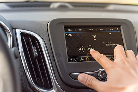 男性用汽车液晶信息屏幕改变无线电台的男子手立体声手指车站驾驶玩家技术展示车轮调频导航图片