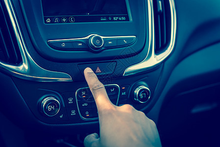 男性手在现代汽车上按红色三角紧急按钮车辆安全危险服务冒险情况紧迫感注意力手指指标图片